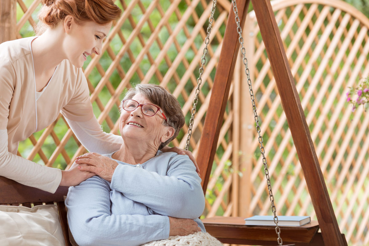 Pflegehilfen beantragen – Pflegepersonal betreut Seniorin